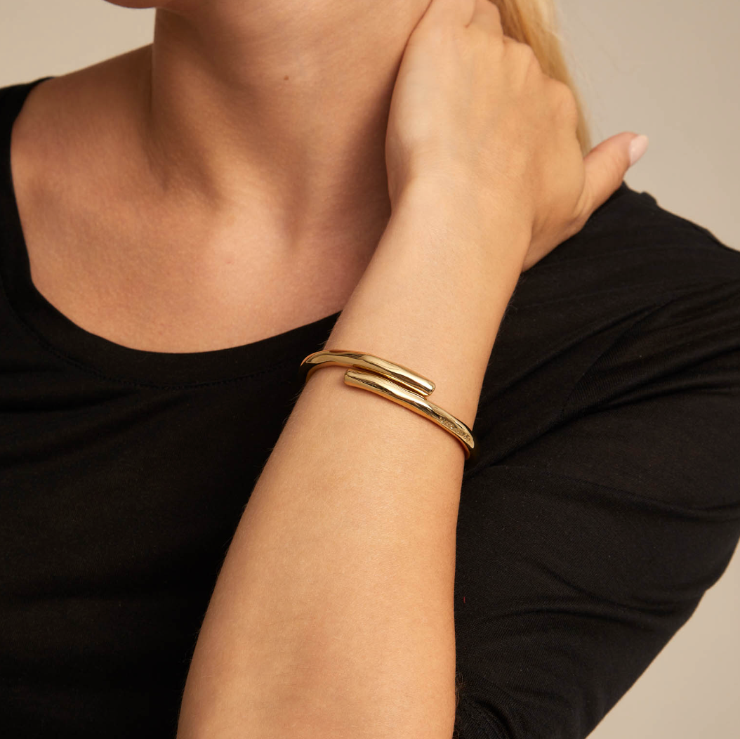 UNO DE 50 Meeting Point Gold Tubular shaped bangle bracelet