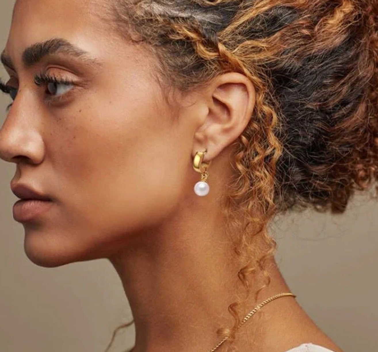 SAHIRA Jax Pearl Huggie Earring