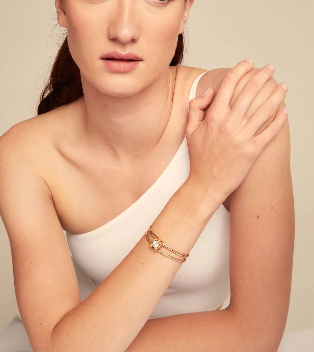 UNO DE 50 Bangle Gold  bracelet with central crystal