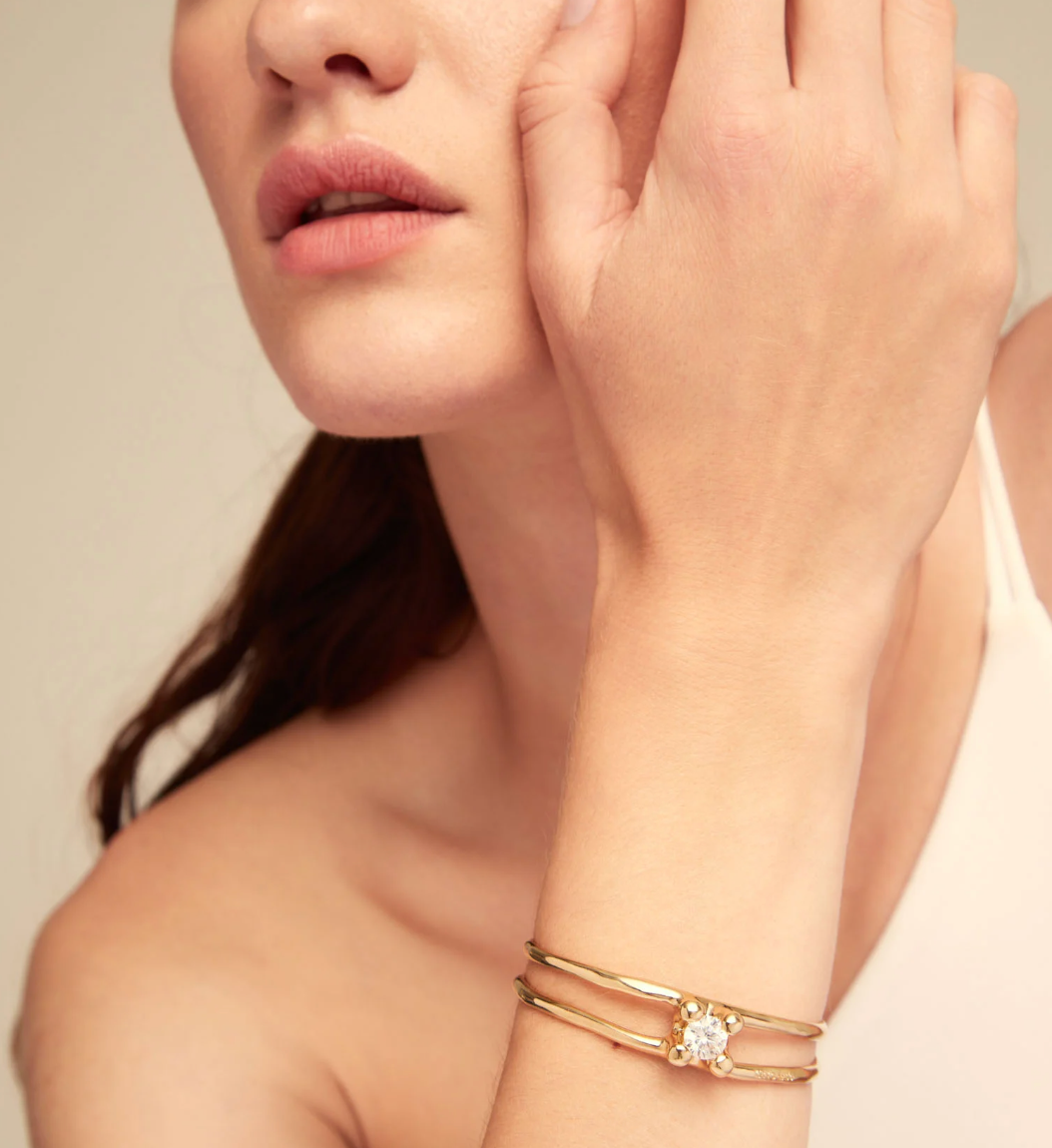 UNO DE 50 Bangle Gold  bracelet with central crystal