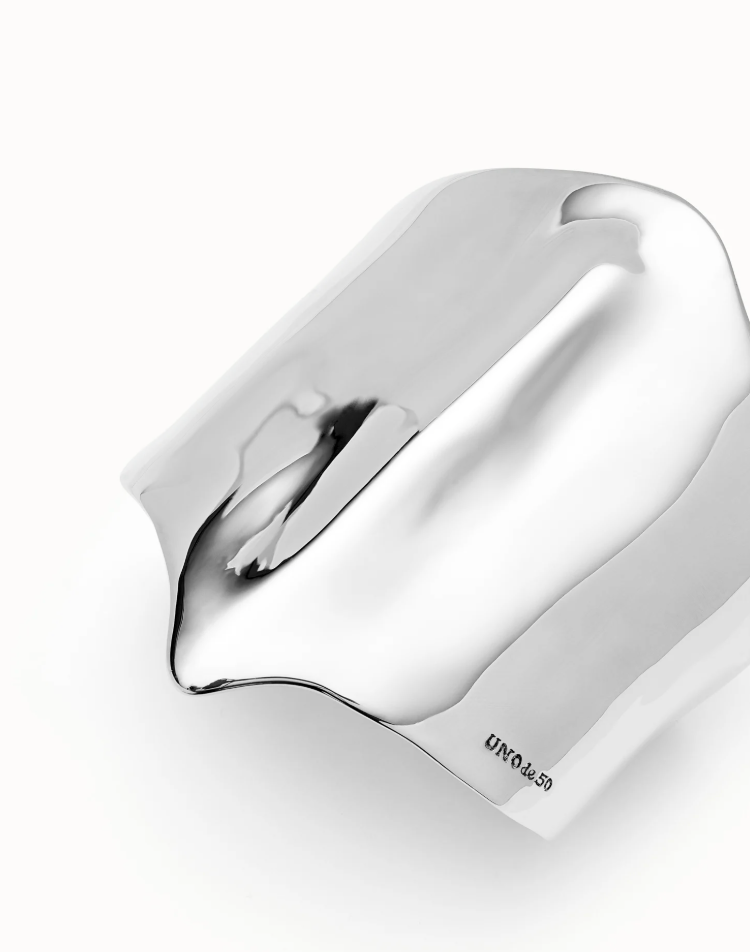 UNO DE 50 Bangle bracelet with manta ray structure
